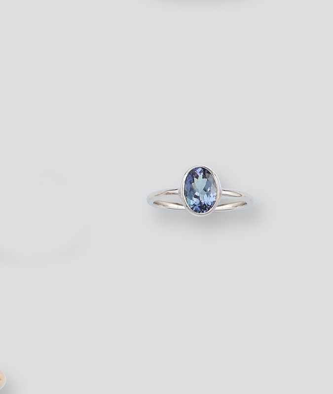 BAGUE en or gris (375) sertie d'une tanzanite...