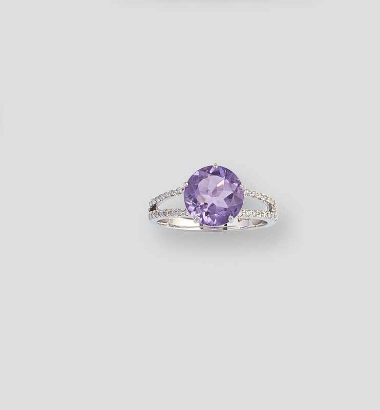 BAGUE en or gris (375) sertie d'une améthysthe...