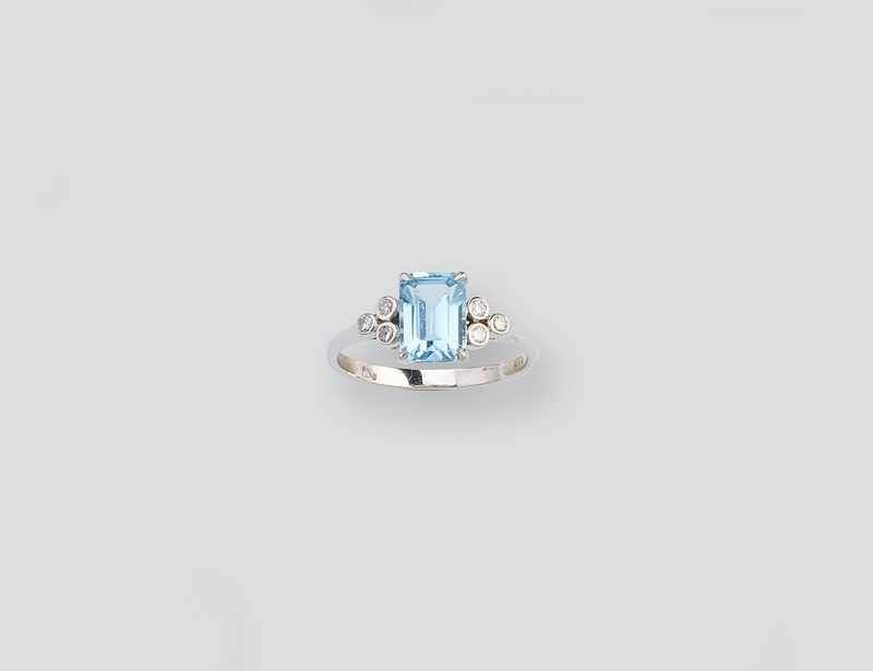 BAGUE en or gris (375) sertie d'une topaze...