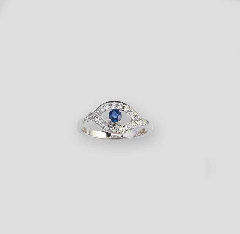 BAGUE en or gris (375) de forme oeil sertie...