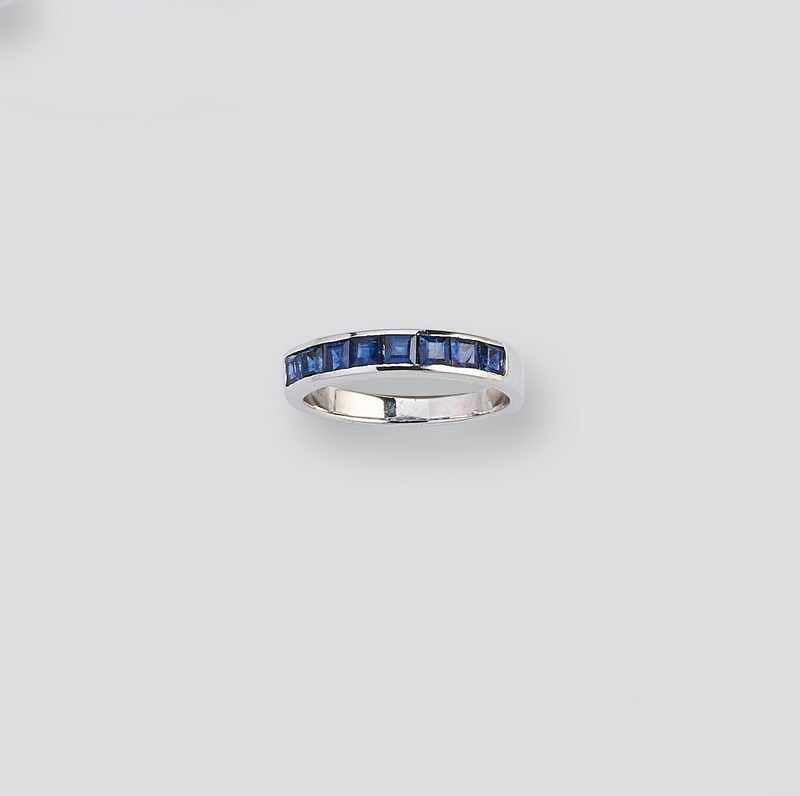 BAGUE en argent (925) ornée de 8 saphirs...