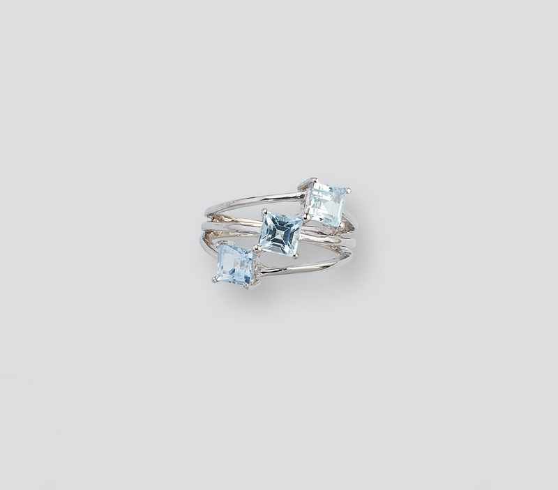 BAGUE en argent (925) sertie de trois topazes...