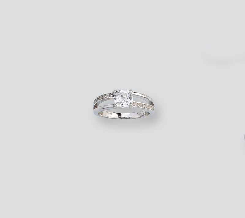BAGUE en argent (925) sertie d'une topaze...