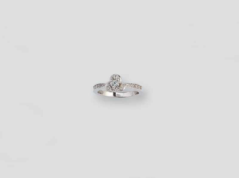 BAGUE en argent (925) à motif fleur sertie...