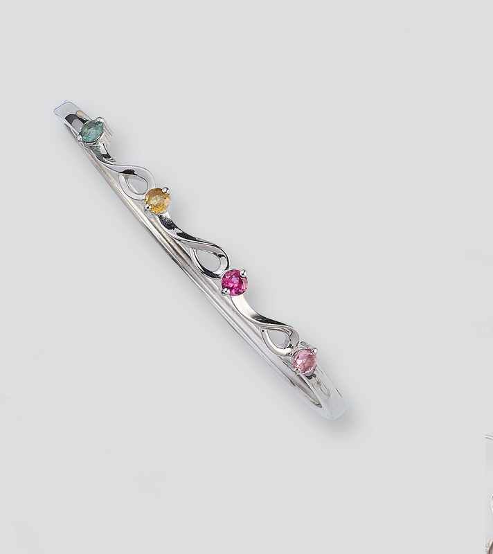 BRACELET en argent (925) serti de quatre...