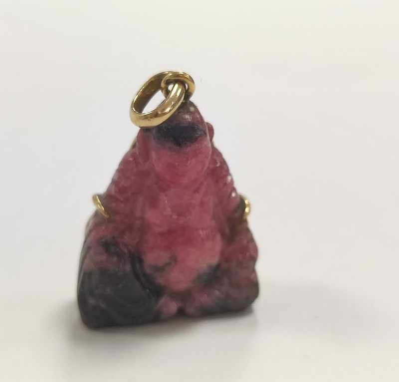 PENDENTIF BOUDDHA assis en pierre rose et...