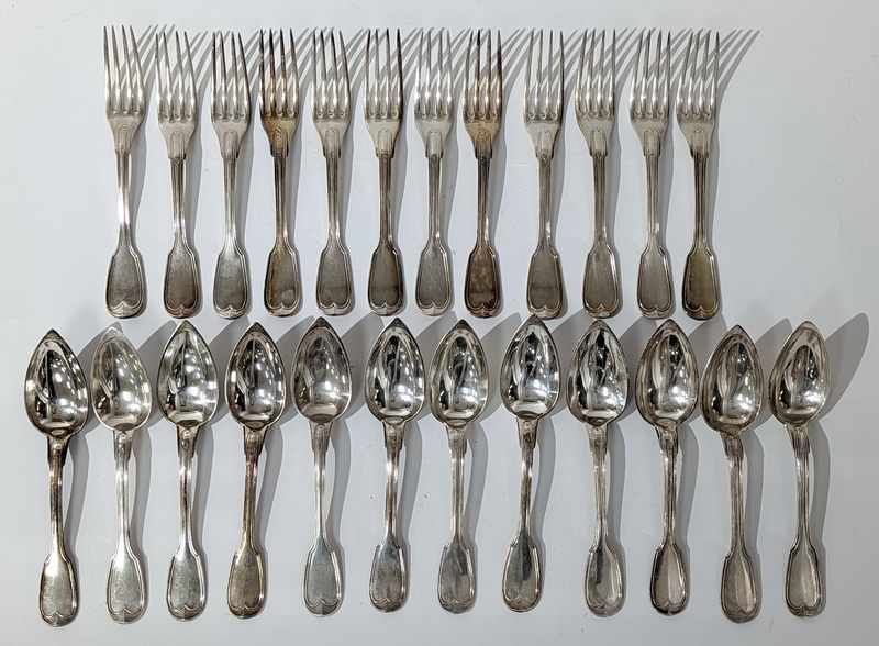 DOUZE COUVERTS en argent (950) modèle à filets...