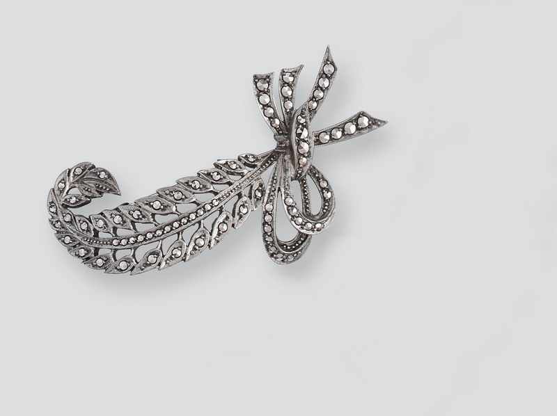 BROCHE en argent (925) en forme de plume...