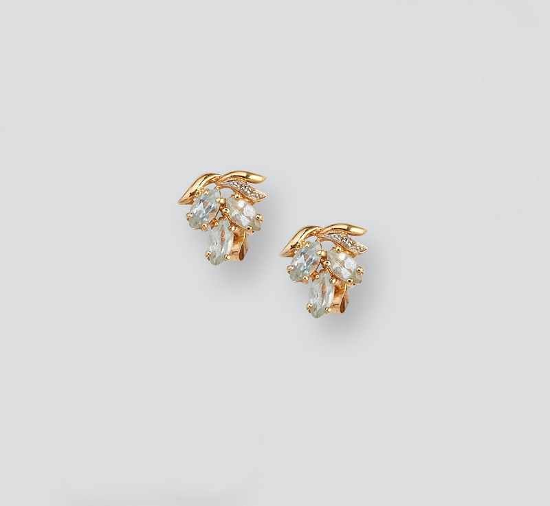 PAIRE DE CLOUS D'OREILLES en or (750) à motifs...