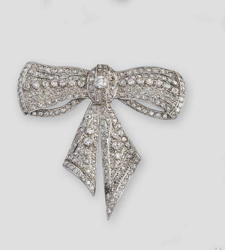 BROCHE en or gris (750) en forme de noeuds...