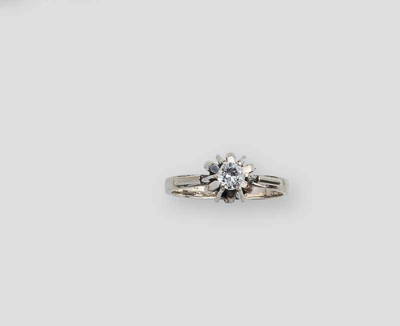 BAGUE en or (750) et pierre blanche.