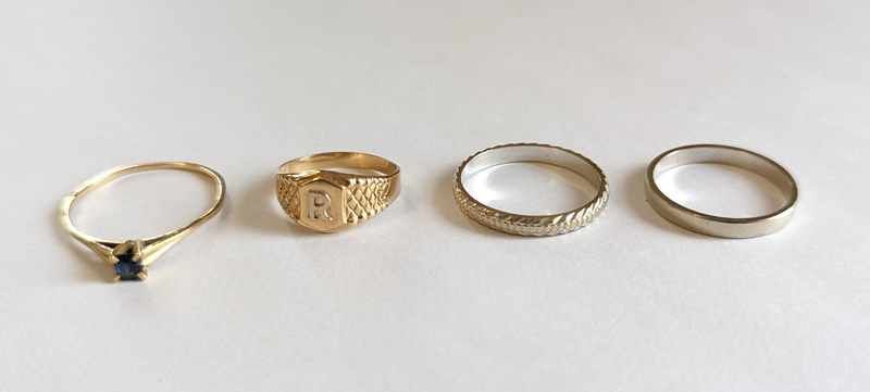 ENSEMBLE DE BIJOUX en or jaune et gris (750)...