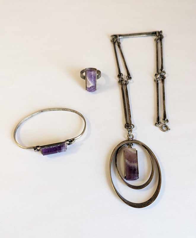 BIJOUX D'ARTISTE en argent (800) comprenant...