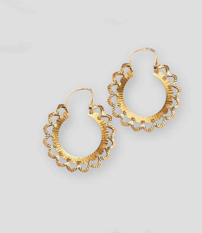 PAIRE DE CREOLES stylisées en or (750).