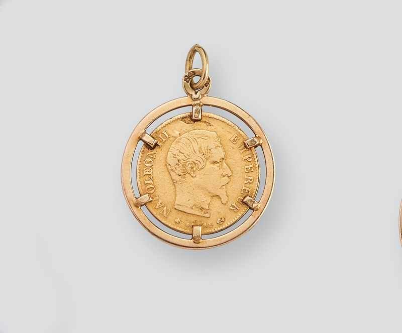 PENDENTIF en or (750) enserrant un 10 F or...