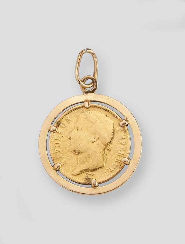 PENDENTIF en or (750) enserrant une pièce...