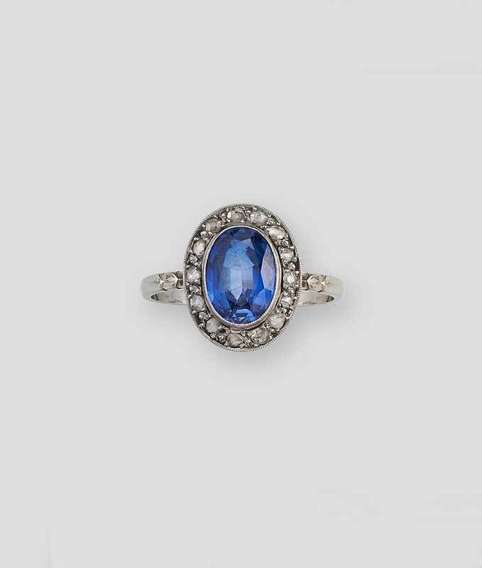 BAGUE en or gris (750) centrée d'un saphir...