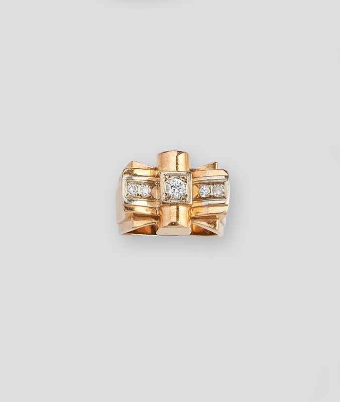 BAGUE TANK en or (750) figurant un nœud papillon...