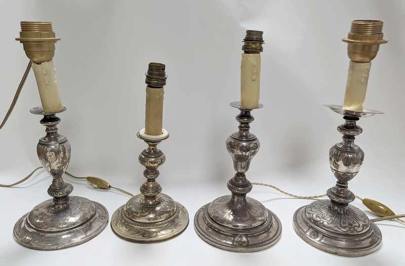 QUATRE FLAMBEAUX en argent montés en lampe,...