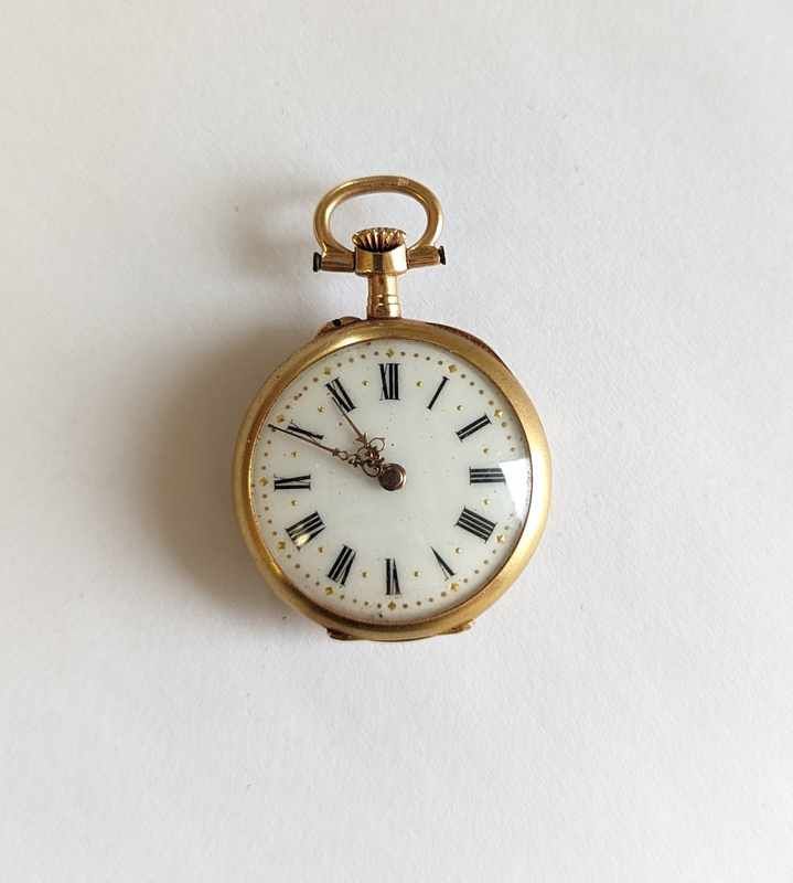MONTRE DE COL en or jaune (750) à décor ciselé...