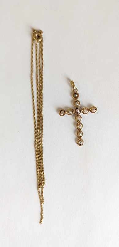 CROIX en or jaune (750) sertie de perles...