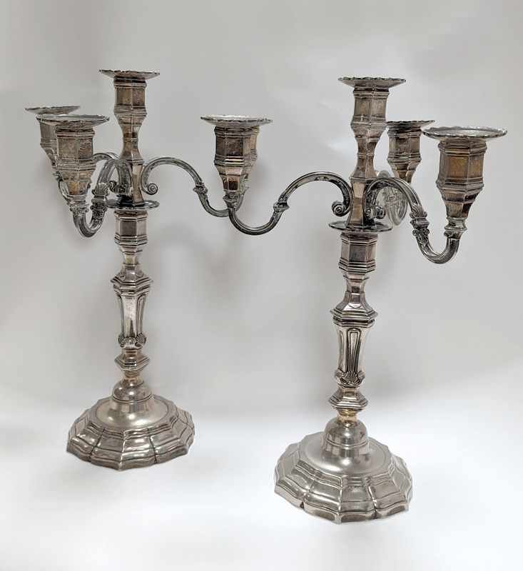 PAIRE DE CHANDELIERS en bronze argenté à...