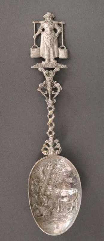 CUILLERE DE SOUVENIR en argent ciselé représentant...
