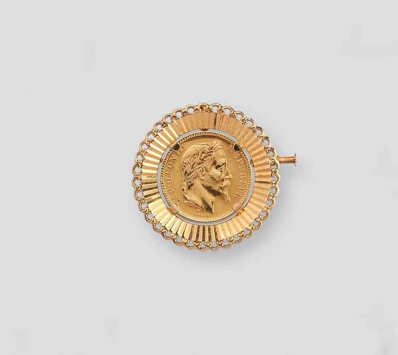 BROCHE ronde en or jaune (750) sertissant...