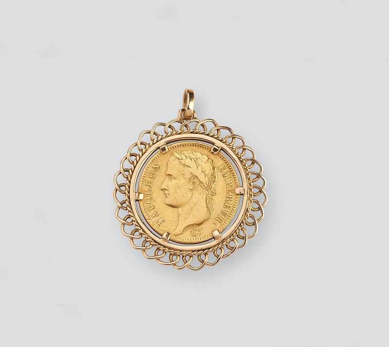 PENDENTIF rond en or jaune (750) sertisant...