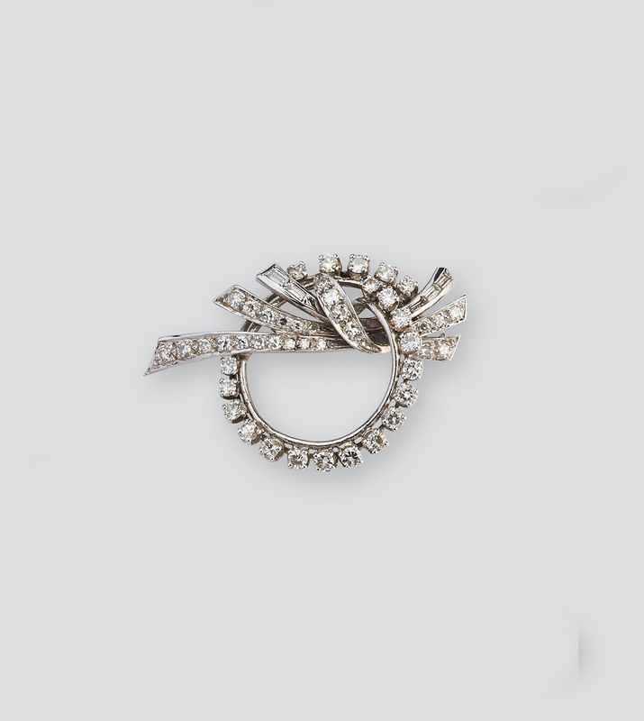 BROCHE noeud stylisé en or gris (750) entièrement...