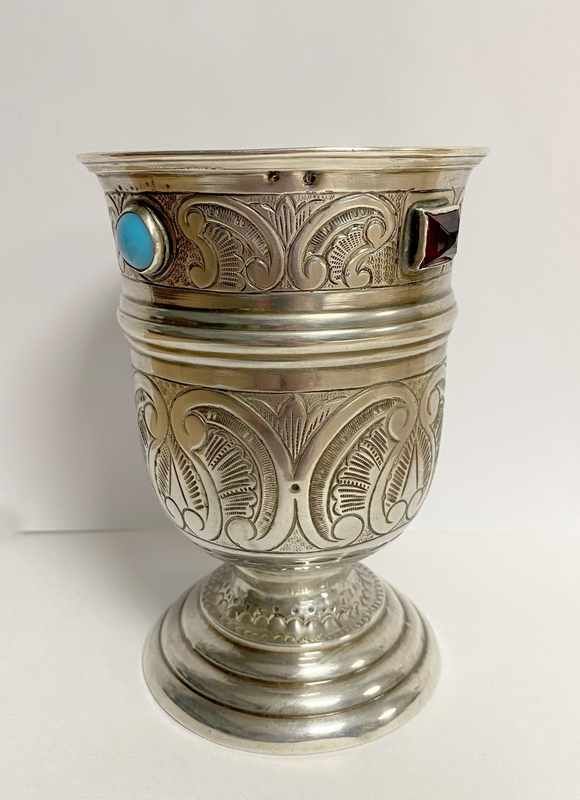 GRANDE TIMBALE sur piédouche en argent (915)...