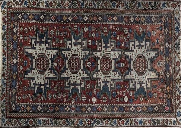 TAPIS en laine finement nouée à la main,...
