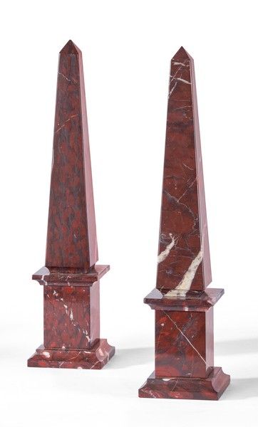 PAIRE D'OBÉLISQUES en marbre rouge veiné...