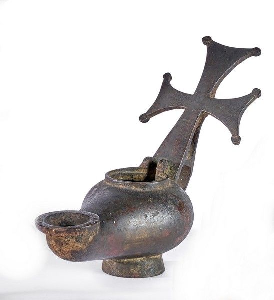 LAMPE A HUILE en bronze de forme oblongue...