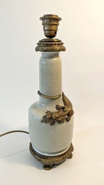 LAMPE à haut col en porcelaine émaillée céladon...