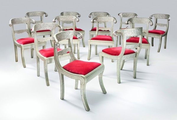 SUITE DE DOUZE CHAISES entièrement recouvertes...