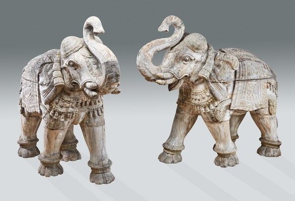 PAIRE DE GRANDS ÉLÉPHANTS marchant, la trompe...