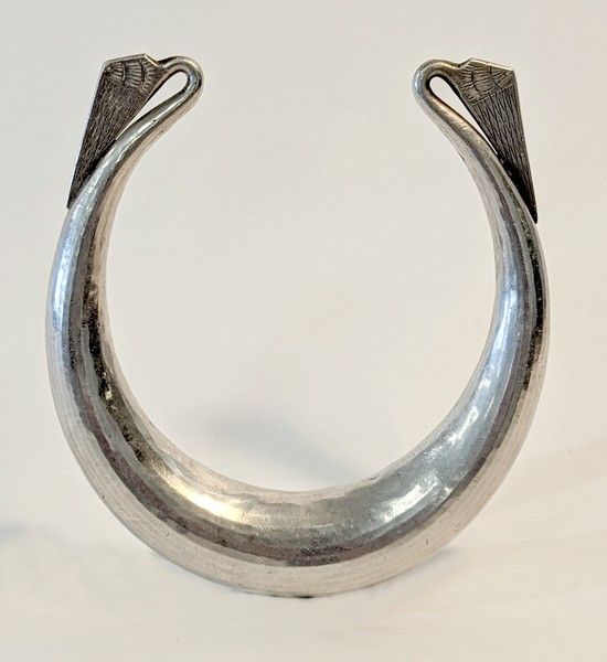 TORQUE stylisé en argent  à décor gravé de...