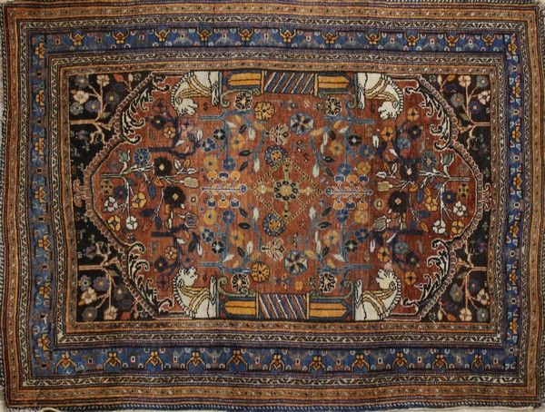 TAPIS en laine à sept registres à décor sur...