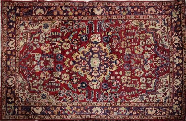 TAPIS en laine polychrome à quatre registres...