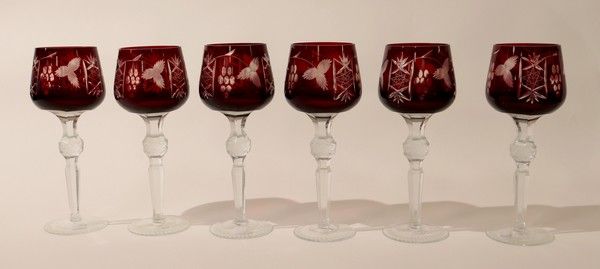 SUITE DE SIX VERRES A PIED en cristal taillé...