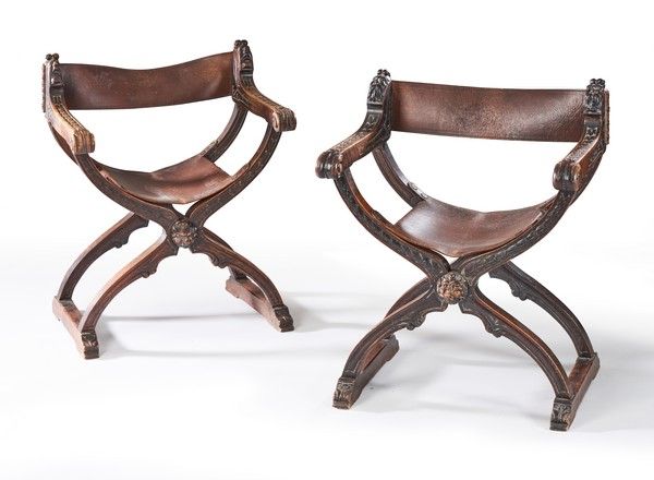 PAIRE DE FAUTEUILS CURULES en chêne et cuir...