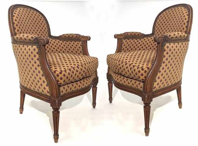 PAIRE DE FAUTEUILS en bois mouluré et sculpté...