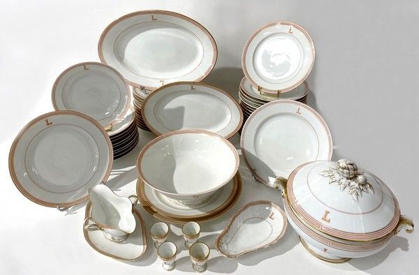 PARTIE DE SERVICE DE TABLE en porcelaine...