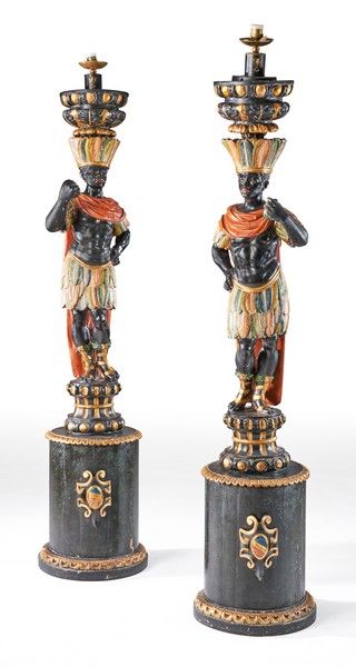 PAIRE DE GRANDES TORCHÈRES en bois sculpté...