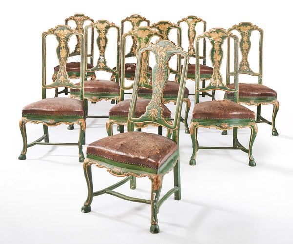 SUITE DE DIX CHAISES en bois laqué vert rechampi...