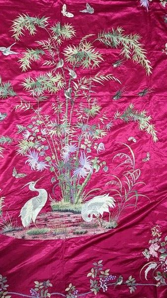 TENTURE de soie fuschia brodée à décor d'oiseaux...