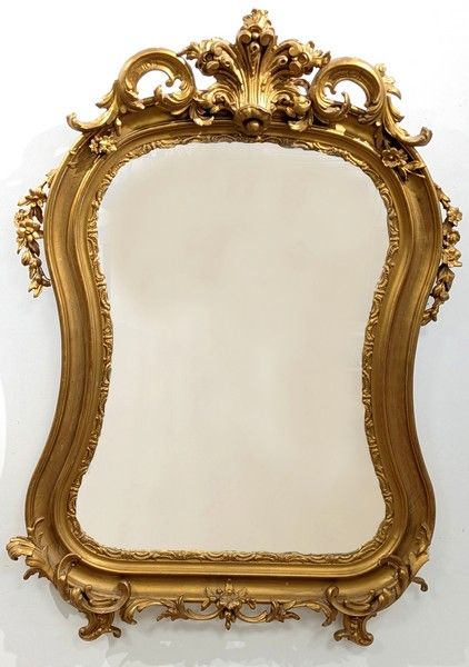 MIROIR de forme violonée en bois doré sculpté...