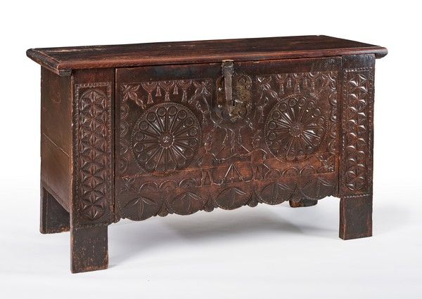 COFFRE rectangulaire en bois richement sculpté...