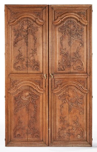 PAIRE DE PORTES en chêne mouluré et sculpté...